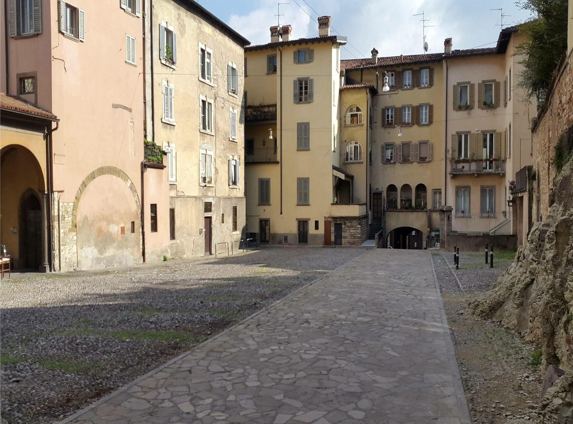 Uptown B'N'B Hotel Bergamo Bagian luar foto